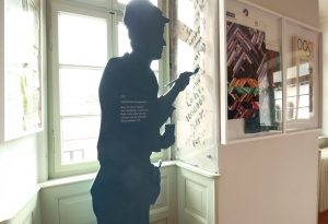 Figur-Silhouette vor einer Origanalsignatur eines Handwerkers aus dem Jahre 1923